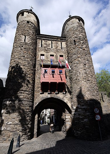 Helpoort entrance portal by Ben Bender, Wikimedia Commons